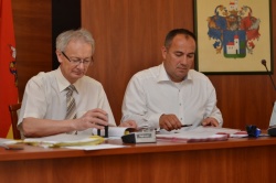 Ormai István elnök és Kovács Tamás vezérigazgató aláírja a kivitelezésre vonatkozó szerződést